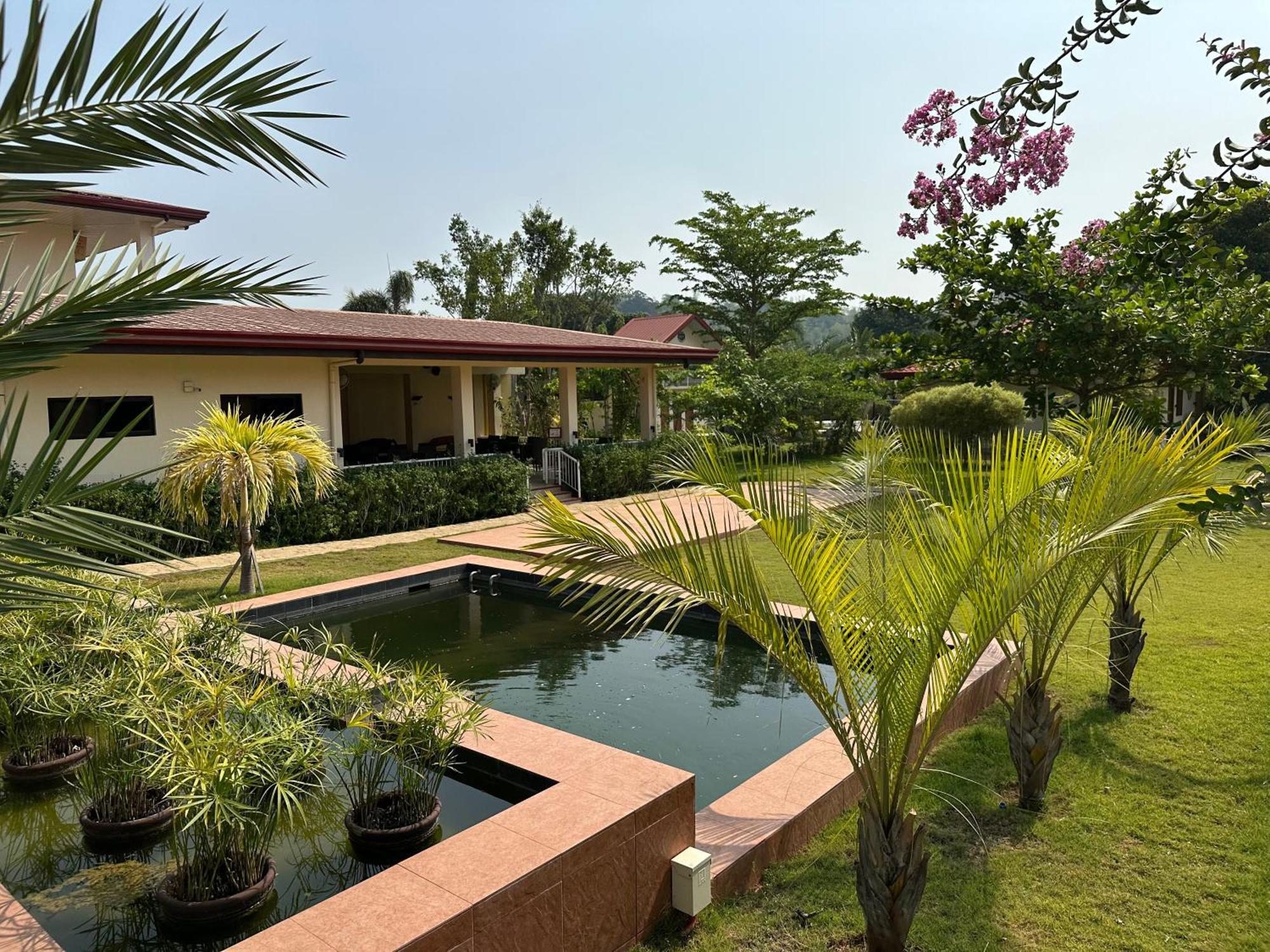 Strutz Art Garden Resort Bangued Экстерьер фото